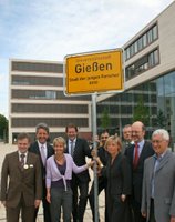 Der Erfolg hat viele Eltern: Dr. Matthias Leder (Geschäftsführer MitteHessen e. V.), Kultur-Stadtrat Harald Scherer (Stadt Gießen), Charlotte Brückner-Ihl (Pressestelle Justus-Liebig-Universität Gießen), Oberbürgermeister Heinz-Peter Haumann (Stadt Gießen), 1. Vizepräsident Prof. Dr. Joybrato Mukherjee (Justus-Liebig-Universität Gießen), Rita Rohrbach (Geschichtsdidaktik Justus-Liebig-Universität Gießen), Präsident Günther Grabatin (Fachhochschule Gießen-Friedberg), Prof. Dr. Albrecht Beutelspacher (Mathematikum Gießen), Sadullah Güleç (Geschäftsführer Gießen Marketing) vor dem neuen Rathaus