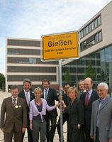 Der Erfolg hat viele Eltern: Dr. Matthias Leder (Geschäftsführer MitteHessen e. V.), Kultur-Stadtrat Harald Scherer (Stadt Gießen), Charlotte Brückner-Ihl (Pressestelle Justus-Liebig-Universität Gießen), Oberbürgermeister  Heinz-Peter Haumann (Stadt Gießen), 1. Vizepräsident Prof. Dr. Joybrato Mukherjee (Justus-Liebig-Universität Gießen), Rita Rohrbach (Geschichtsdidaktik Justus-Liebig-Universität Gießen), Präsident Günther Grabatin (Fachhochschule Gießen-Friedberg), Prof. Dr. Albrecht Beutelspacher (Mathematikum Gießen), Sadullah Güleç (Geschäftsführer Gießen Marketing) vor dem neuen Rathaus